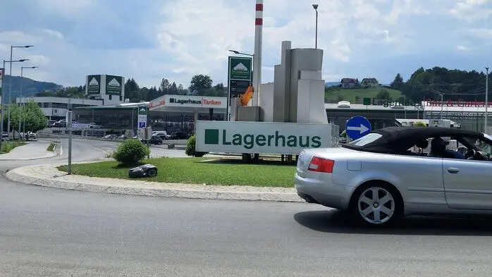 Auf dem Kreisverkehr beim Vorum zwischen Bärnbach und Voitsberg sorgt ein Mähroboter für die Rasenpflege