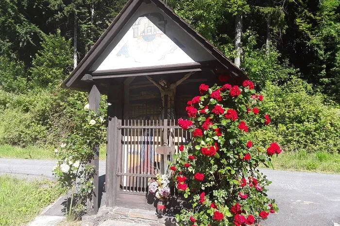 Diesen blumigen Bildstock an der B54 bei Gamling lichtete Rosi Loder aus Lohnberg (Gemeinde Gleisdorf) ab.