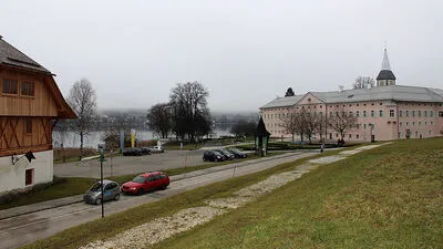 Auch dieser Parkplatz beim Stift Ossiach könnte bald gebührenpflichtig werden
