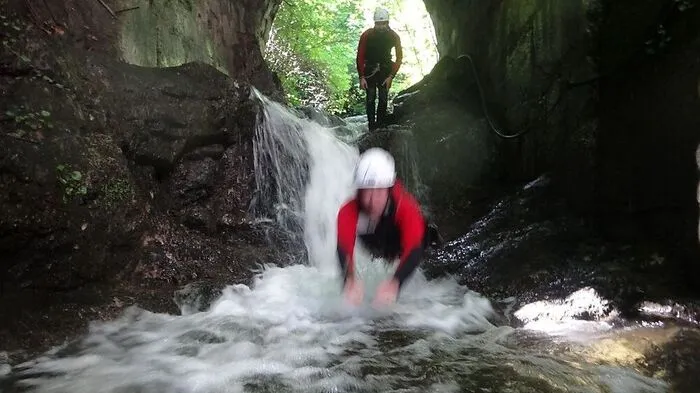 Feucht-fröhlich: Beim „Schluchting“ werden Steine zu Rutschen oder man seilt sich durch einen Wasserfall ab