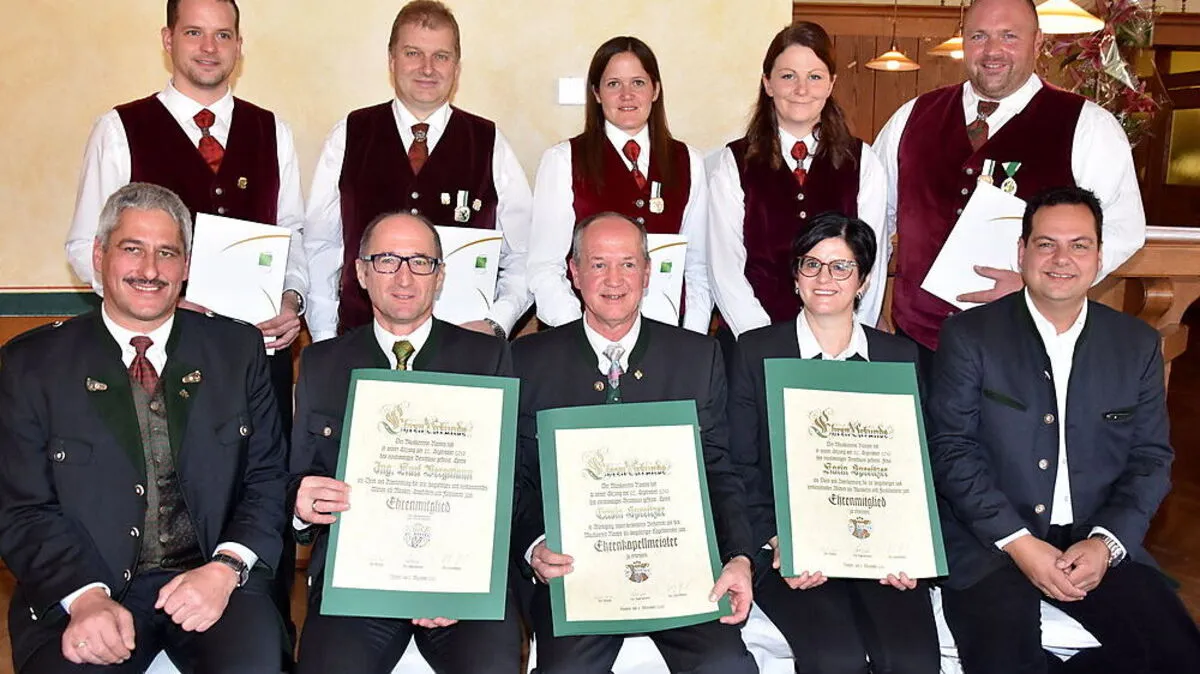 Vorne von links: Franz Kleinferchner, Karl Bergmann, Erwin Spreitzer, Karin Spreitzer, Andreas Ertl. Hinten: Thomas Spreitzer, Günther Dorfer, Christine Feuchter, Tanja Karner und Roland Gruber