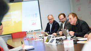 AK-Wirtschaftsexperte Hans Pucker, Eric Kirschner von Joanneum Research und AK-Präsident Günther Goach präsentierten die Konjunkturumfrage 	 