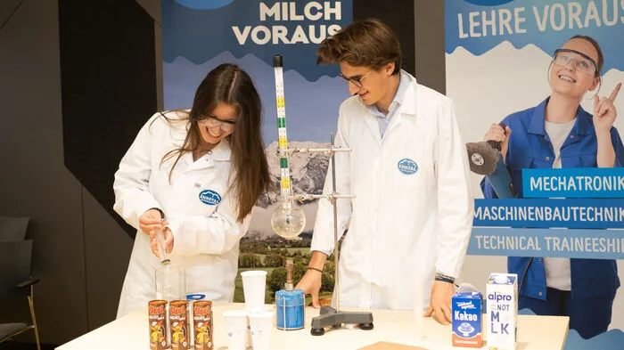 Die Schülerinnen und Schüler vom BG/BRG Stainach entwickelten einen veganen Kakao mit Koffein