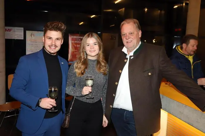 Gesehen wurden GR. Simon Niederbichler mit Freundin und Bürgermeister Martin Treffner.