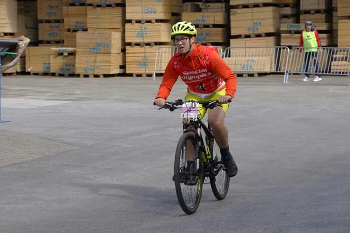 Teilnehmen konnten die Sportlerinnen und Sportler an zwei Bewerben, egal ob mit Handbike, Dreirad, Liegerad, Mountainbike oder Rennrad. Als Vorläufer waren Alexander und Max Doppelhofer am Start.