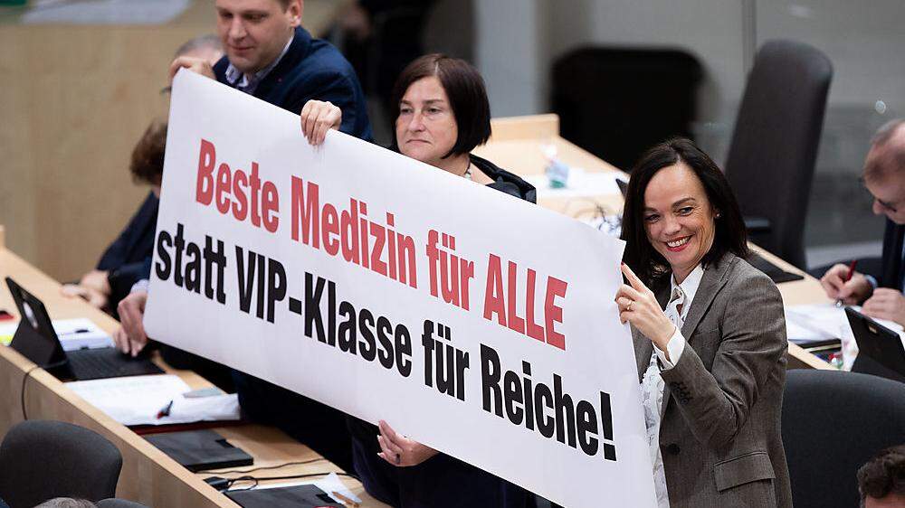 Die SPÖ protestierte mit Plakaten.