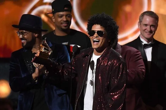 "Mein Vater, wenn du das hier (im Fernsehen) siehst, Papa, ich liebe dich. Schau mich an, ich bin bei den Grammys!", rief er bei der Annahme des Preises.