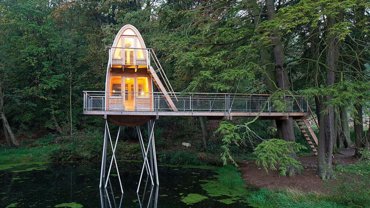 Tannen tragen den Aufgang zu diesem doppelstöckigen Baumhaus; der 11-m2-Wohnraum steht auf zwölf Edelstahlstützen