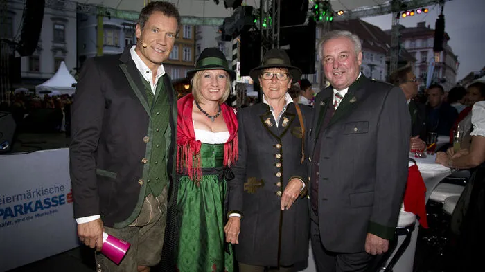Drei Ski-Asse und ein Landeshauptmann: Armin Assinger, Renate Götschl, Annemarie Moser-Pröll und Hermann Schützenhöfer am Laufsteg. Der Auftakt zum Aufsteirern ist gelungen.
