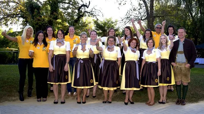 Zur Jubiläumsfeier präsentierte sich das Team um Geschäftsführerin Doris Wolkner-Steinberger in neuen Dirndl-kleidern im Herberstein-Look
