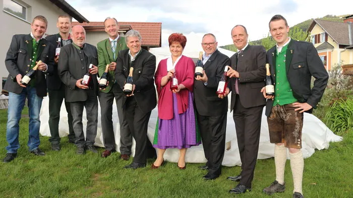 von links: Christian Kalcher, Andreas Gremsl, Ulrich Gößl, Bezirkshauptmann Rüdiger Taus, Wolfgang Mitterbäck, Pucher Bürgermeisterin Gerlinde Schneider, Sektproduzent Szigeti, Nationalratsabgeordneter Christoph Stark, Martin Gremsl