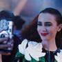  Lily Collins als Emily in der Serie „Emily in Paris“ auf Netflix 