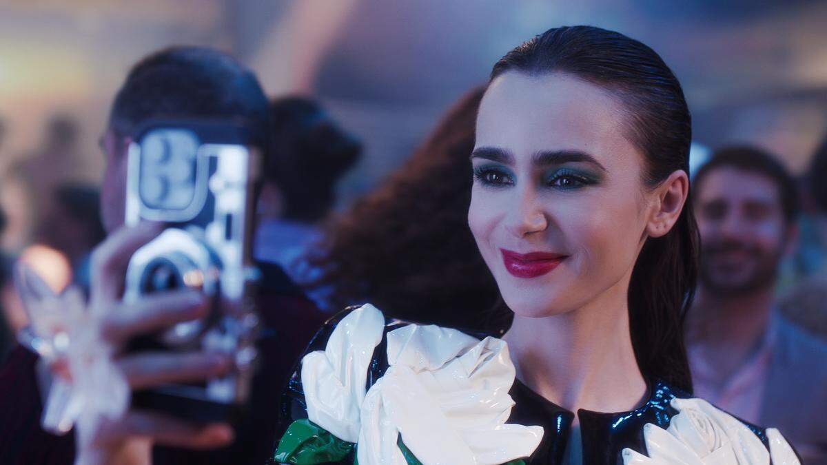  Lily Collins als Emily in der Serie „Emily in Paris“ auf Netflix 