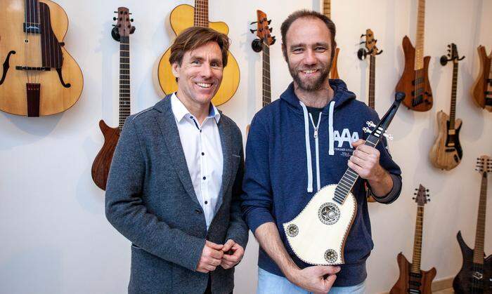 Rupert Hofer (links) mit Daniel Furian vor dessen bis ins letzte Detail den Vorstellungen seiner Kunden angepassten Gitarren und Bässen 