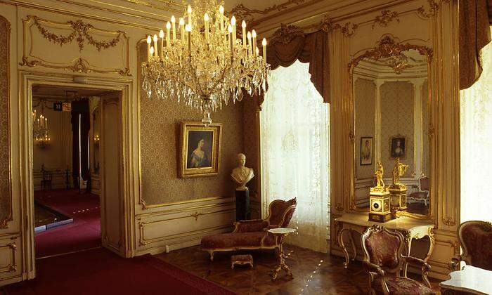 Der Salon der Kaserin Elisabeth in Schönbrunn wurde 1854, im Jahr ihrer Heirat mit Franz Joseph, im Stil des Neurokoko neu ausgestattet