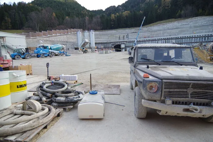 Heraußen werden die Arbeiten im Berg vorbereitet.