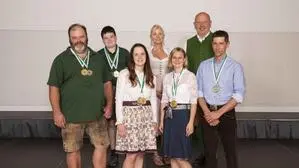 Die Ausgezeichneten: Georg, Julia und Dominik Schwaiger sowie Martina und Andreas Perhofer mit den Gratulanten Bezirksbäuerin Stellvertreterin Nicole Karner und Kammersekretär Johann Rath 