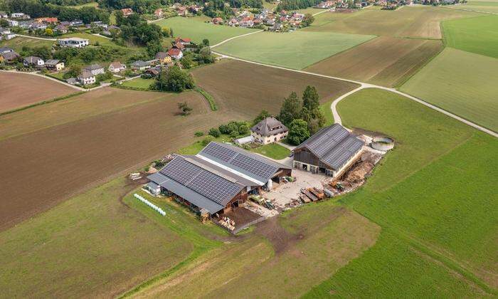 Drohnenfoto einer Photovoltaikanlage auf dem Dach eines Kärntner Bauernhofesauf Dachflächen