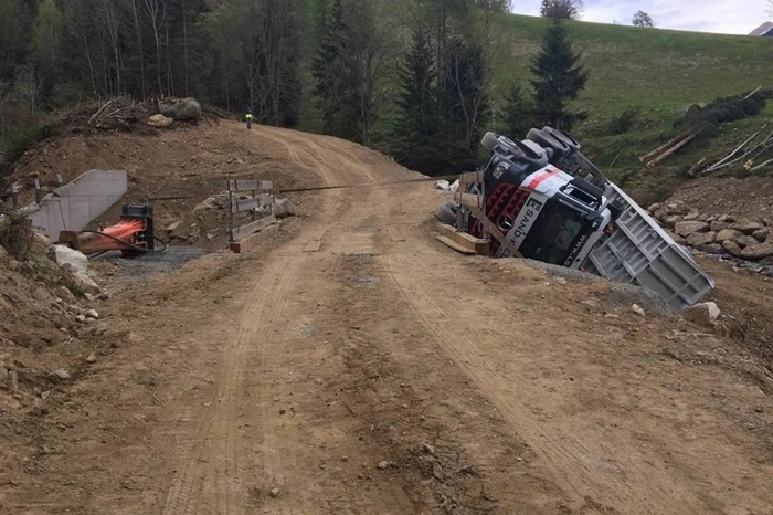 ... am Freitag ein Lkw am Sölkpass plötzlich um.