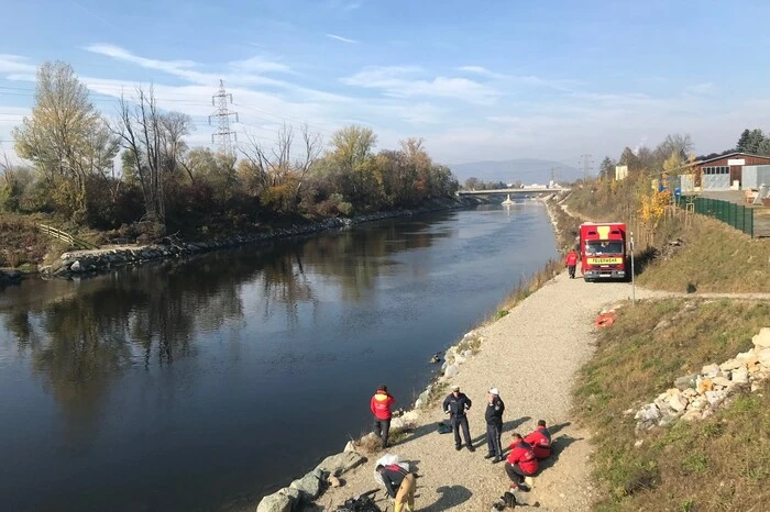 Das Fahrzeug wurde mittels Kran aus dem Fluss geborgen.