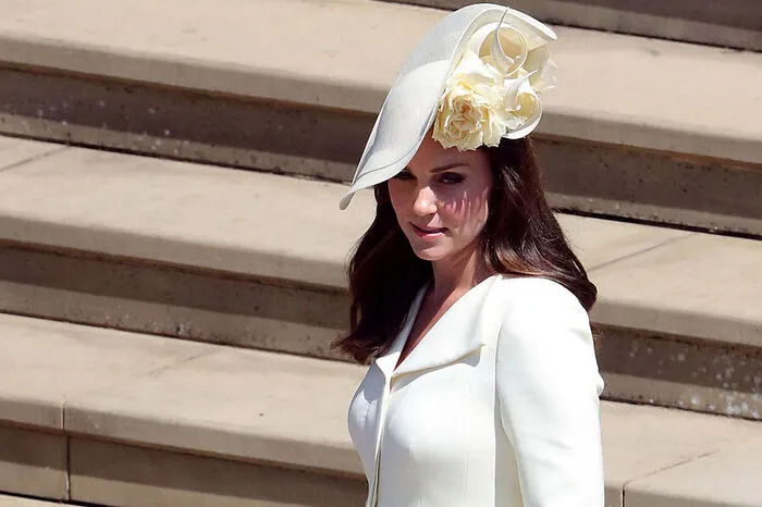 Herzogin Catherine. Am Stil der Mutter von Prinz George wird gelobt, dass sie extrem kostspielige Stücke genauso gerne trage wie Modelle großer Modeketten - und Kreationen auch immer wieder ausführe. Zur Hochzeit von Harry und Meghan erschien sie etwa in einem bereits mehrfach getragenen Mantelkleid von Alexander McQueen.