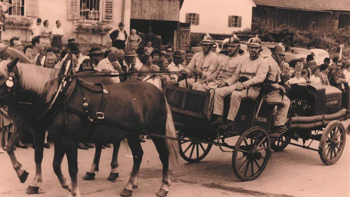 Im Jahr 1930 rückte die Feuerwehr Preding mit einem von Pferden gezogenen Mannschaftswagen aus