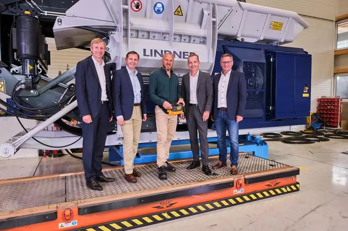 Imagevideo der Raiffeisenbank bei Lindner Recyclingtech GmbH: Michael Lackner, Matthias Egarter, Hermann Maier, Manfred Wilhelmer und Manuel Lindner