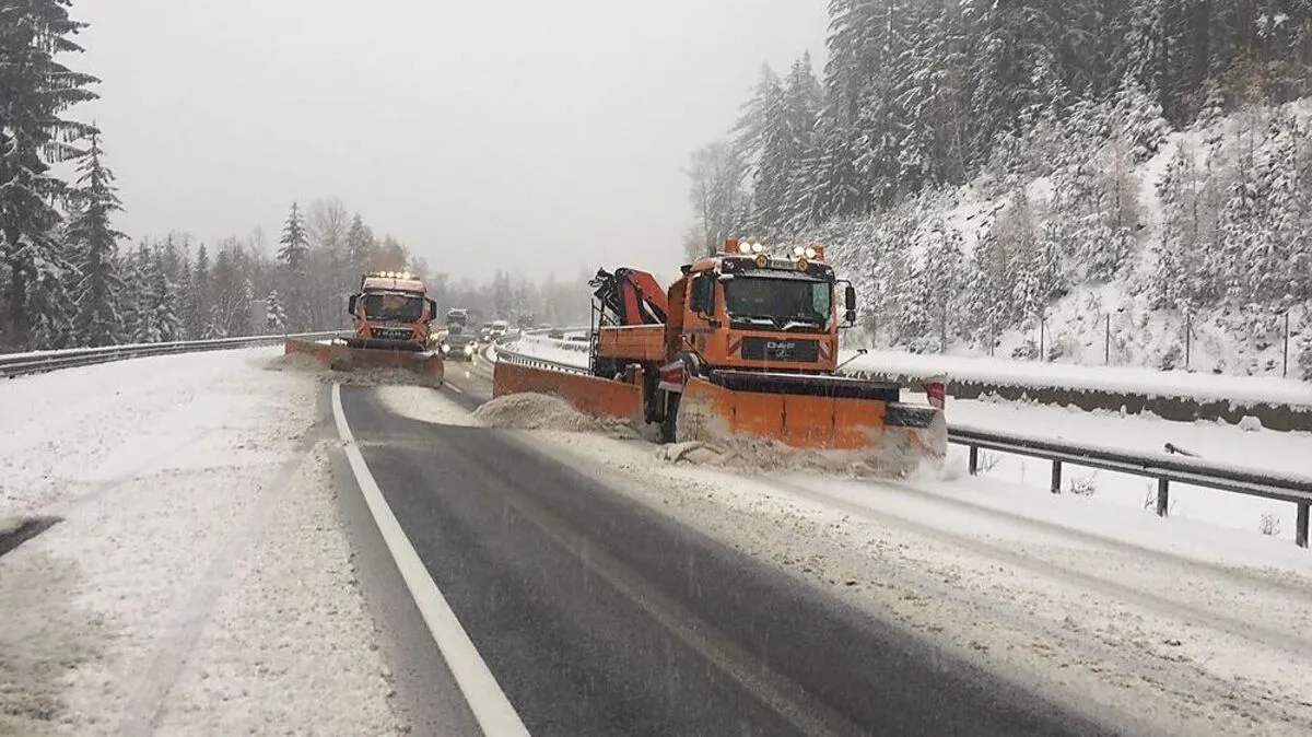 Das Team der Autobahnmeisterei Unterwald ist mit sechs Räumfahrzeugen im Einsatz