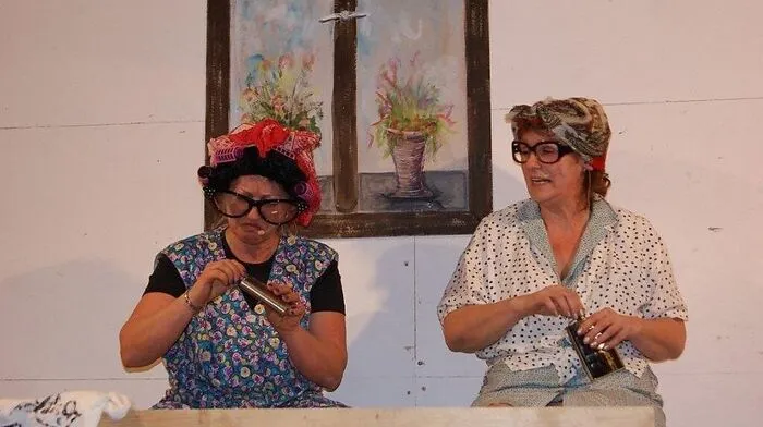 Maria Brodnig (links) und Isolde Urban als die Dorfratschen Uschi & Leni