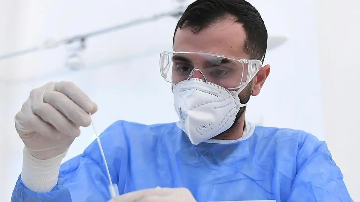 ABD0068_20210203 - WIEN - ÖSTERREICH: Mitarbeiter der neuen Corona-Teststraße beim Schloss Schönbrunn aufgenommen am Mittwoch, 3. Februar 2021. - FOTO: APA/HELMUT FOHRINGER