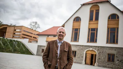 Alfred Riedl vor der Buschenschank