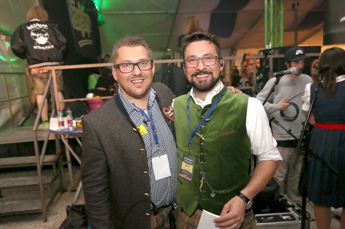 Möglich gemacht hatte, dieses Event auf die Beine zu stellen, Michael Schabernig (links) - am Foto mit Bruder Rene - von „KTV-Events Friesach“.