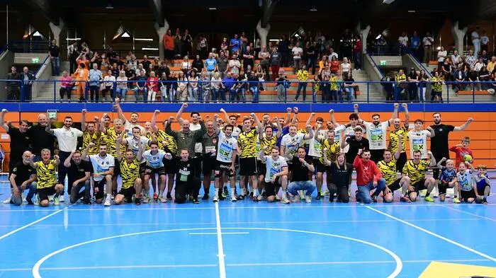 Im Brucker Fuchsbau spielte sich am Freitag eine Handballpremiere ab: Die Tigerstaffel Zeltweg – eine Mannschaft aus Eurofighter-Piloten und -Technikern – traf im Zuge eines Freundschaftsspiels auf die Handballer der Bruck/Trofaiach-Füchse