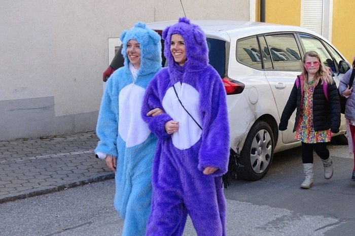 Mit einem Umzug kamen die Kinder auf den Hauptplatz.