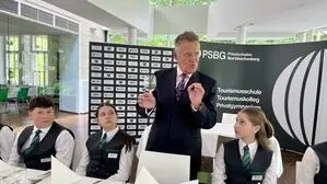 Mehr als 21 Jahre als Diener bei den Royals tätig: Paul Burrell war zu Gast in den Tourismusschulen Bad Gleichenberg