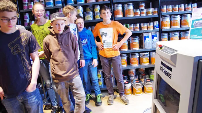 Zuerst werden die Materialien des Malers eingehend erklärt