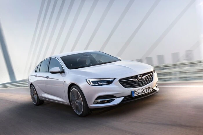 Die jüngste Generation des Infotainment-Systems IntelliLink ist mit Apple CarPlay und Android Auto kompatibel, zudem kann man die Smartphones kabellos aufladen. Mit an Bord ist auch der Online- und Service-Assistent OnStar mit seinen zahlreichen Diensten von der automatischen Unfallhilfe bis zum Diebstahl-Notfallservice. Die Passagiere können sich auch einfach an einen Berater wenden, um beispielsweise ein Hotel auszuwählen und ein Zimmer zu reservieren. Zudem ermöglicht ein WLAN-Hotspot mit 4G LTE allen Insassen eine schnelle Verbindung mit Handys und Tablets mit dem Internet.