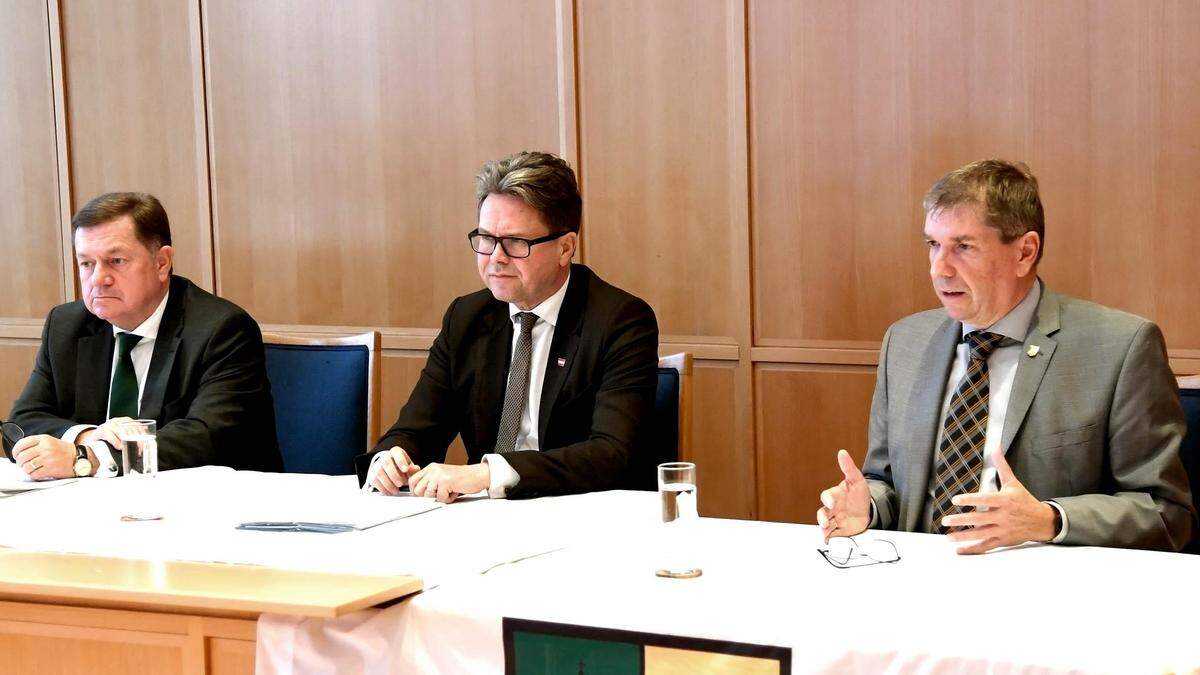 Bildungslandesrat Werner Amon (ÖVP), Bildungsminister Martin Polaschek (ÖVP) und Feldkirchens Bürgermeister Erich Gosch (ÖVP) präsentierten das Schulprojekt am Freitag