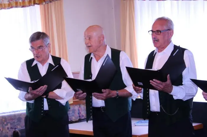 Unter Obmann Johann Schnabel und Chorleiter Reinhold Haring begeisterten die Sänger mit Liedern aus der „Schatztruhe des Männerchores“, die von Volks- über Wander-, Wiener- und klassische Lieder reichten, das Publikum.
