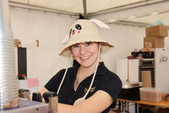 Denn auch dieses Jahr boten an über 100 Ständen die Austeller ihre Produkte wie Bekleidung, Handwerk, Waren des täglichen Bedarfs, Spielzeuge, Süßigkeiten und kulinarische Schmankerl an.