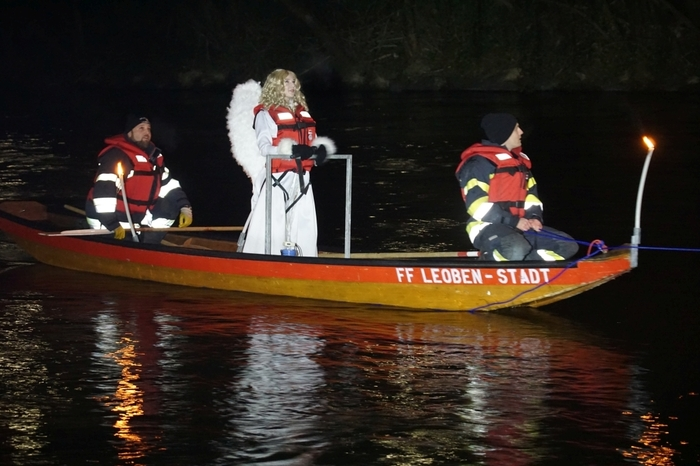 Der Kommandant der FF Leoben-Stadt Gerhard Wurzer konnte eine große Besucherschar willkommen heißen, die das Christkind und die Taucher mit viel Applaus bedachte