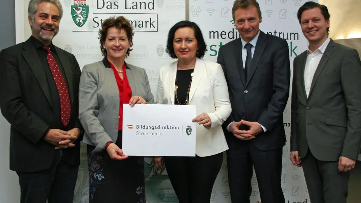 Vor dem Start der neuen Behörde: Abteilungsleiter Albert Eigner, Landesrätin Ursula Lackner, Bildungsdirektorin Elisabeth Meixner, Pädagogik-Leiter Hermann Zoller und Präsidialleiter Bernhard Just (von links)