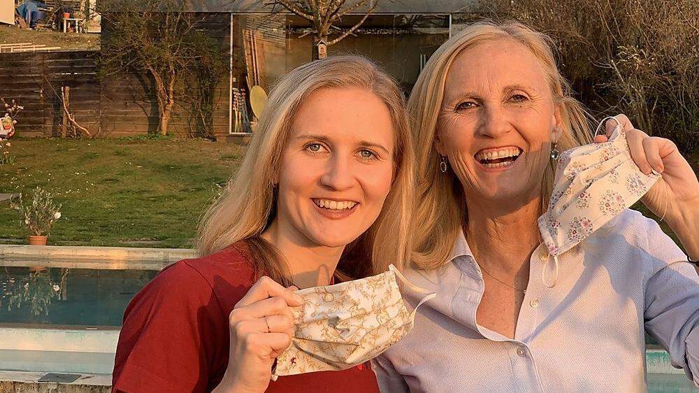 Das Mutter-Tochter-Duo Anna-Maria und Gabriele Haas gehören zu den vielen steirischen Näherinnen, die in diesen Tagen eigene Stoffmasken unter die Leute bringen