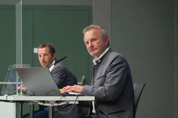Bürgermeister Keinprecht mit Amtsleiter Johannes Leitner (im Hintergrund)