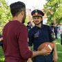 Jugendliche in Grazer Parks, Polizisten und Sozialarbeiter sollen durchs Football-Spielen zusammenkommen