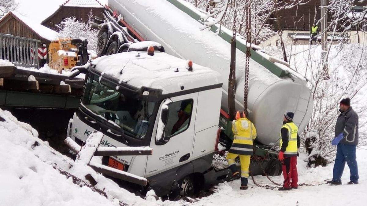 In Landl kam ein Tankzug ins Schleudern und stürzte in einen Bach