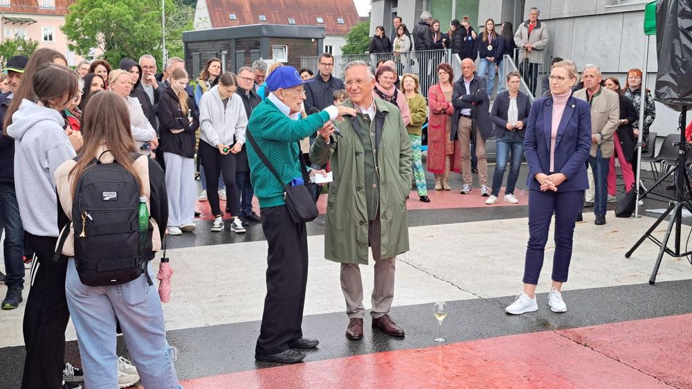 Bad Radkersburgs Bürgermeister Karl Lautner mit Gornja Radgonas Bürgermeisterin Urška Mauko Tuš und dem Initiator des Europaplatzes