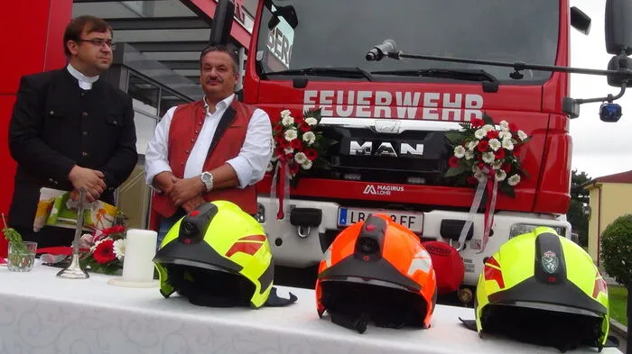 Doppelter Feiertag im Gralla: Beim traditionellen Rupertisonntag wurde das neue Einsatzfahrzeug der FF Obergralla gesegnet und FF-Kommandant Norbert Gürtl präsentierte seinen Song "Austria Wehr" als Geschenk für alle österreichischen Feuerwehren.