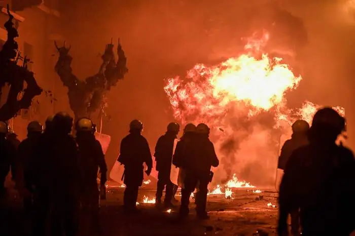 Zu Krawallen kam es auch in den Hafenstädten Thessaloniki, Volos und Patras, wie das Fernsehen zeigte. Die Lage habe sich am frühen Freitagmorgen beruhigt, berichteten Reporter.