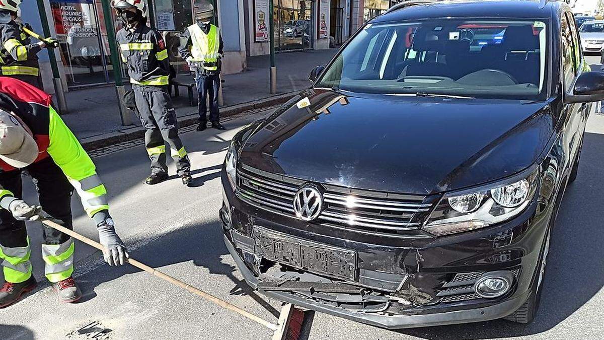 Der Pkw-Lenker konnte nicht mehr rechtzeitig bremsen und fuhr dem Einsatzfahrzeug auf